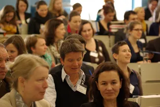 Personen im Konferenzsaal