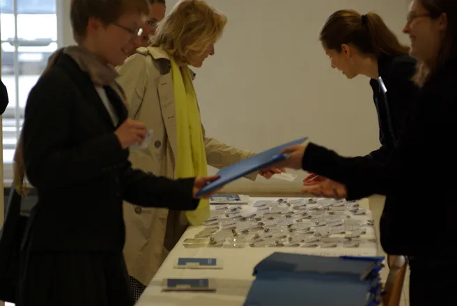 Ausgabe der Namensschilder für die bevorstehende Konferenz